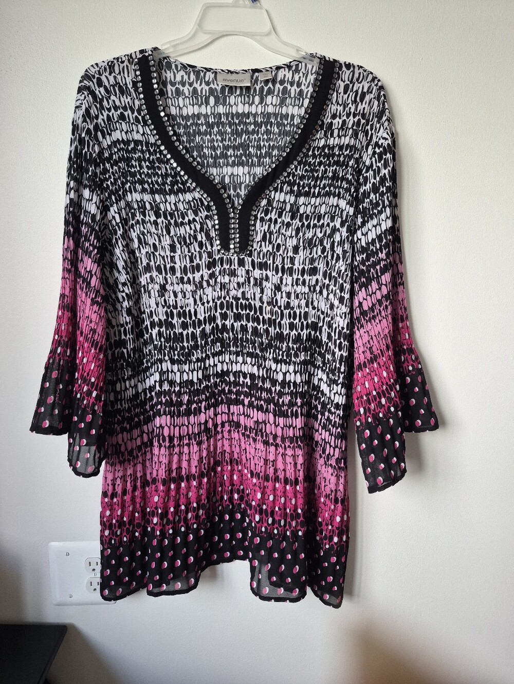 Beautiful Womens Tunic Top Embellished Neckline  24/26 (3X) Like New